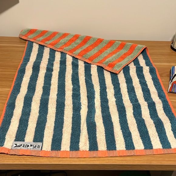 Dusen Dusen Hand Towel - Picture 2 of 3
